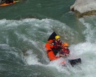  Canoa balsa en los rápidos del Verdon 